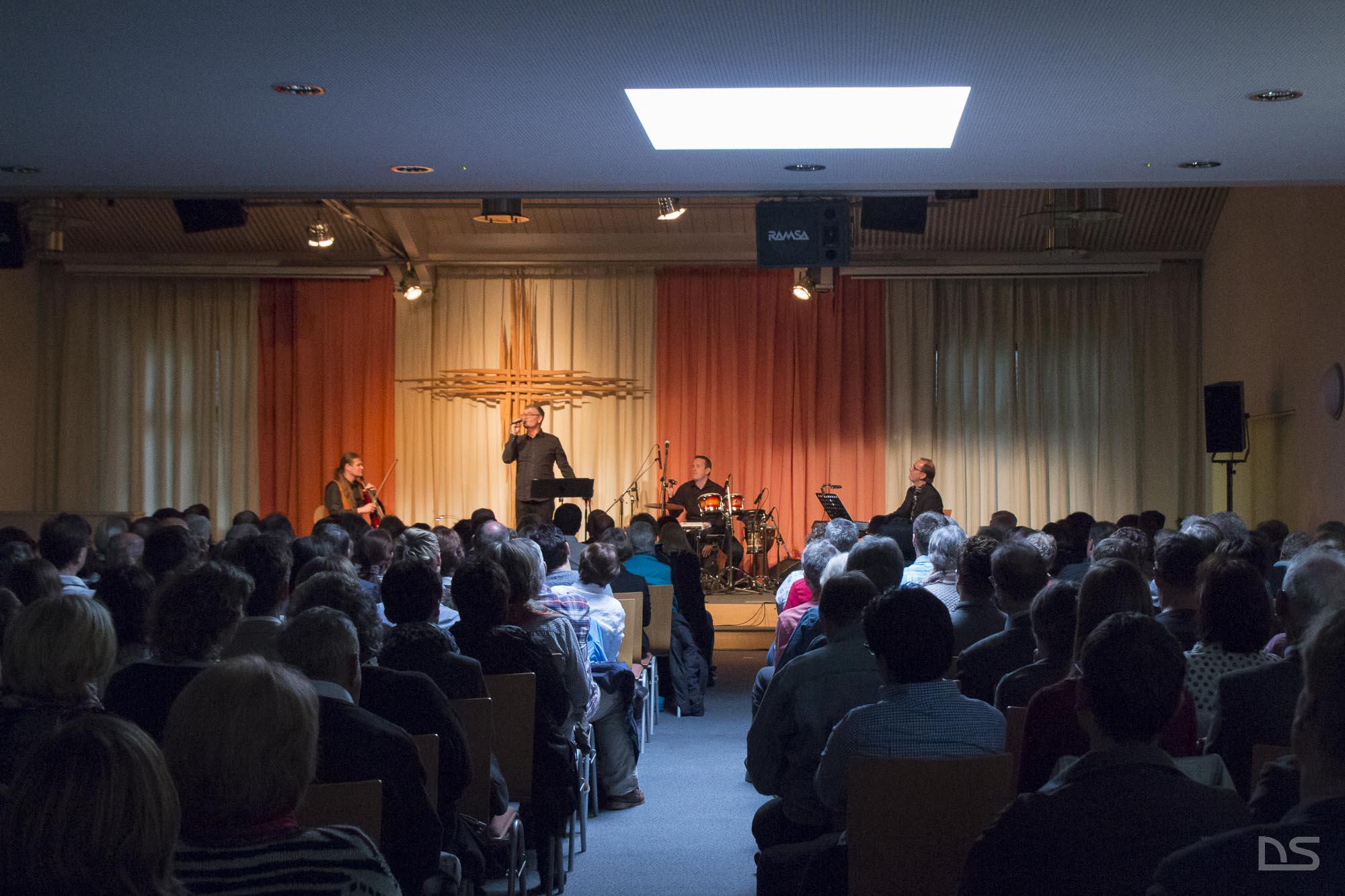 Ausverkauftes Haus im CZ Life in Plüderhausen beim Karfreitagskonzert mit Christoph Zehendner Ausverkauftes Haus im CZ Life in Plüderhausen beim Karfreitagskonzert mit Christoph Zehendner