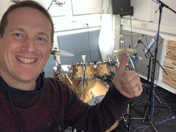 Daniel Schwenger im Tonbiotop Studio am Schlagzeug von Daniel Jakobi mit Paiste Daniel Schwenger im Tonbiotop Studio am Schlagzeug von Daniel Jakobi mit Paiste