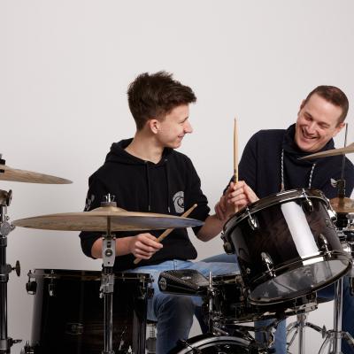 Daniel mit einem Schüler am Schlagzeug