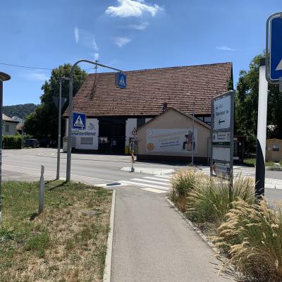 Der Weg von der Bushaltestelle Adelbergerstraße (Linie 243) zum Unterrichtsort